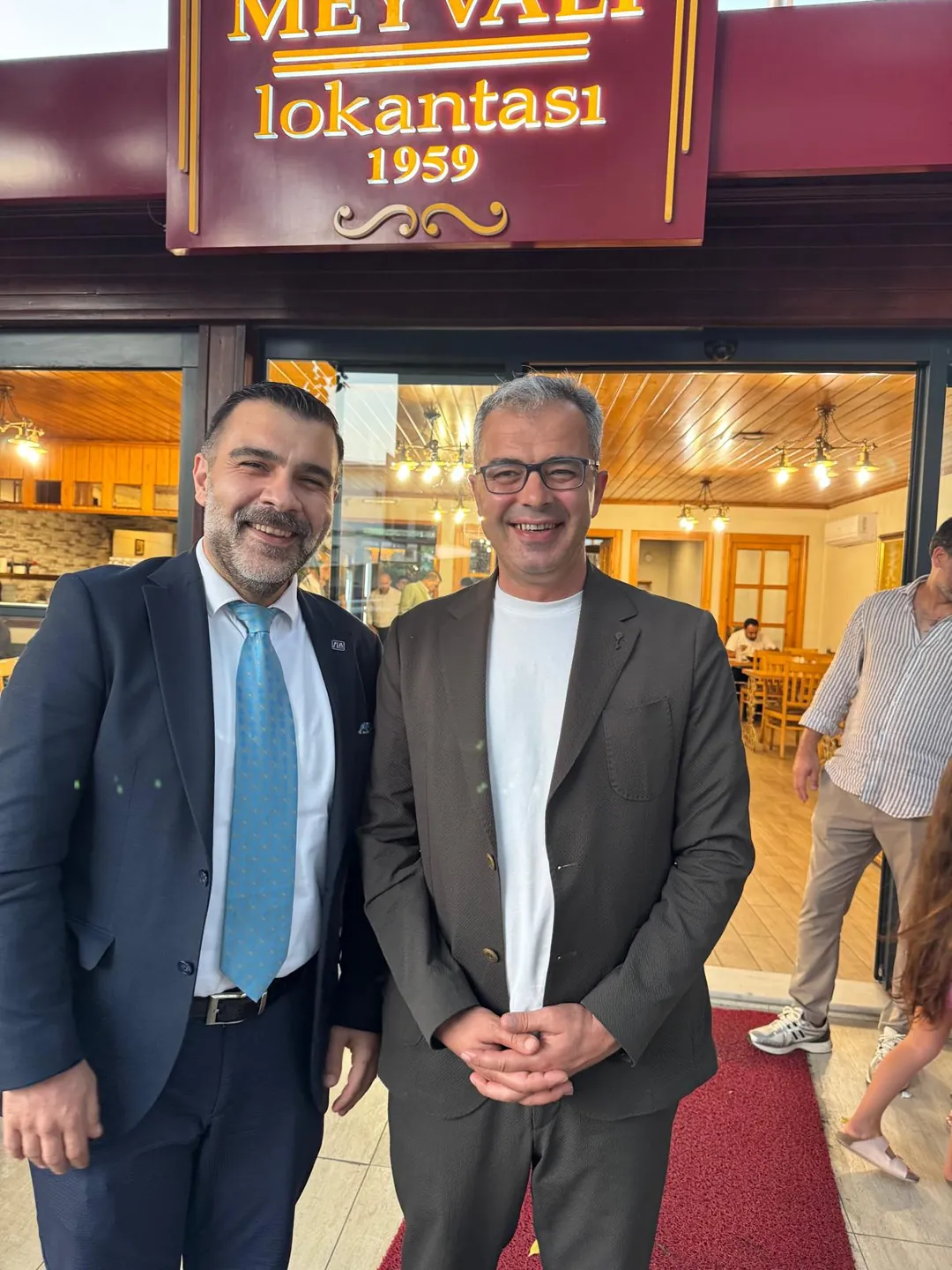 Çalışma arkadaşı ile restoran önünde