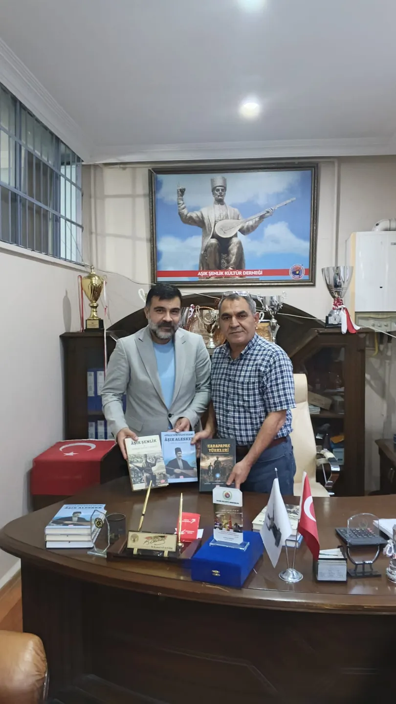 Çalışma ortamında ekip arkadaşı ile
