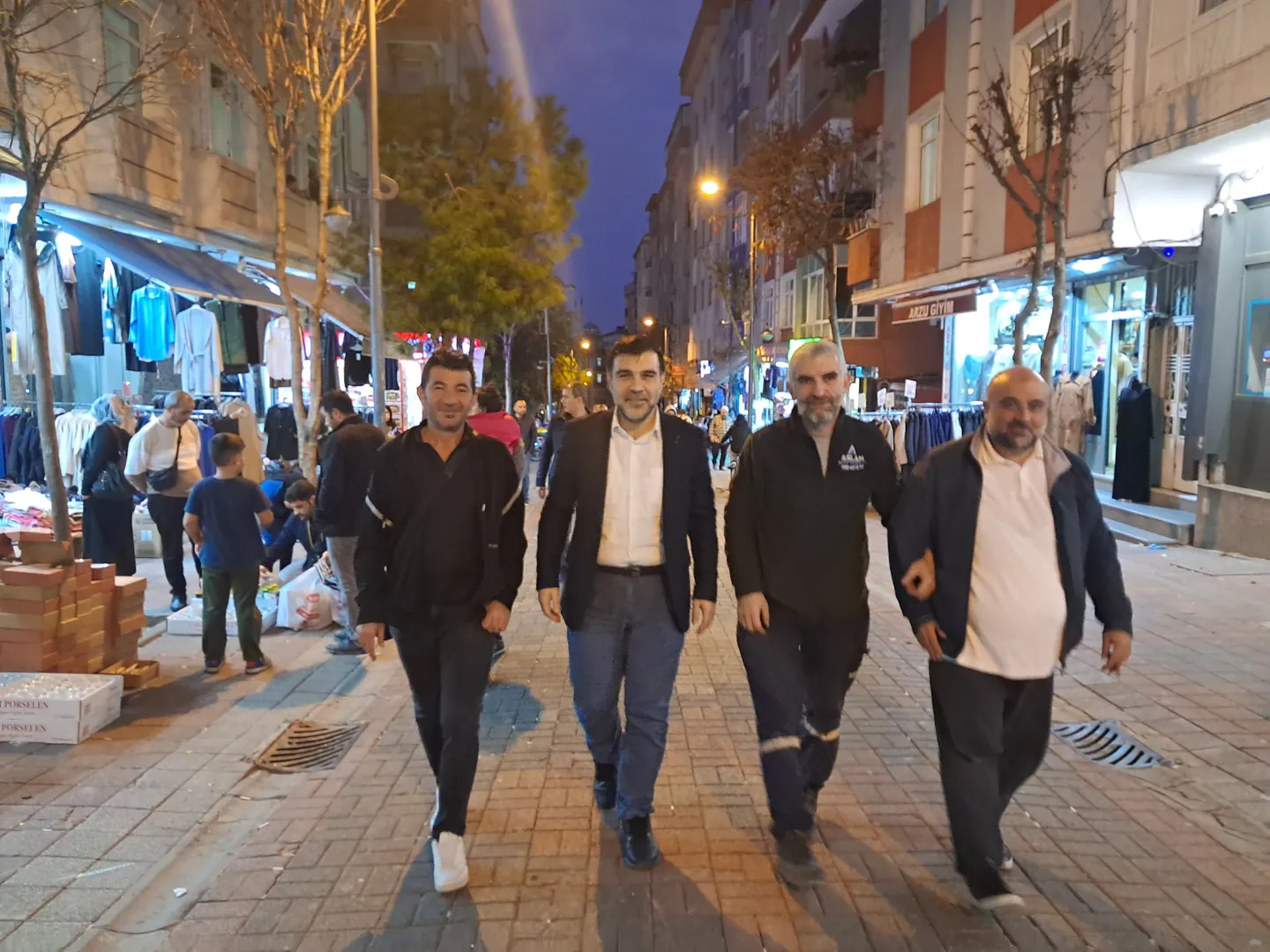 Arkadaşlarla gece şehir merkezinde