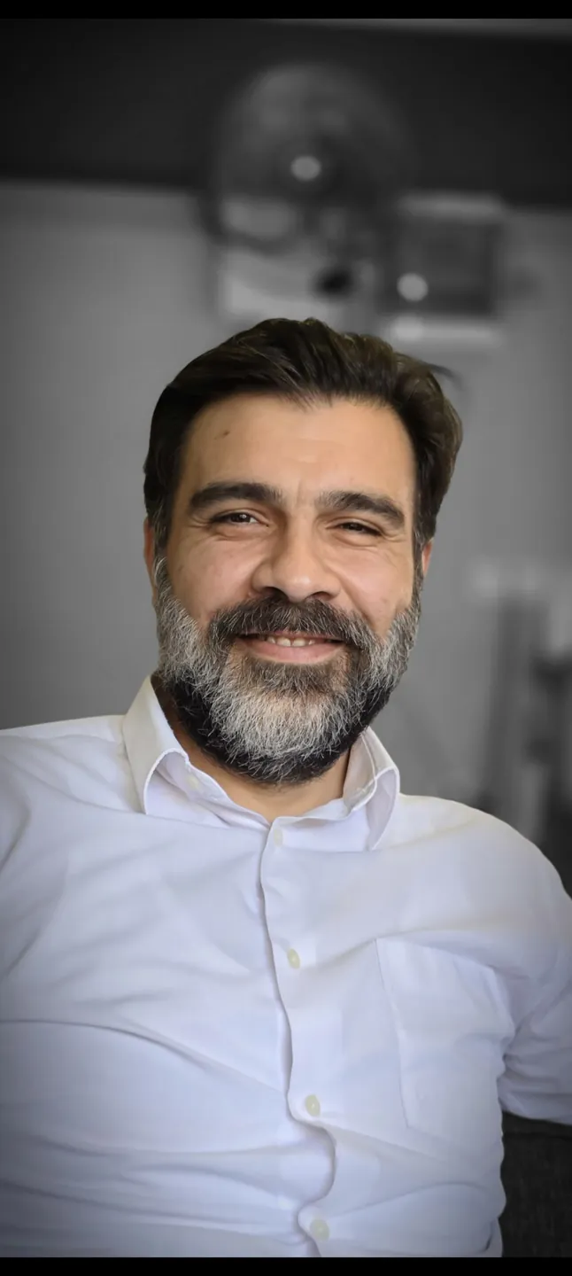 Beyaz gömlekle portre fotoğrafı