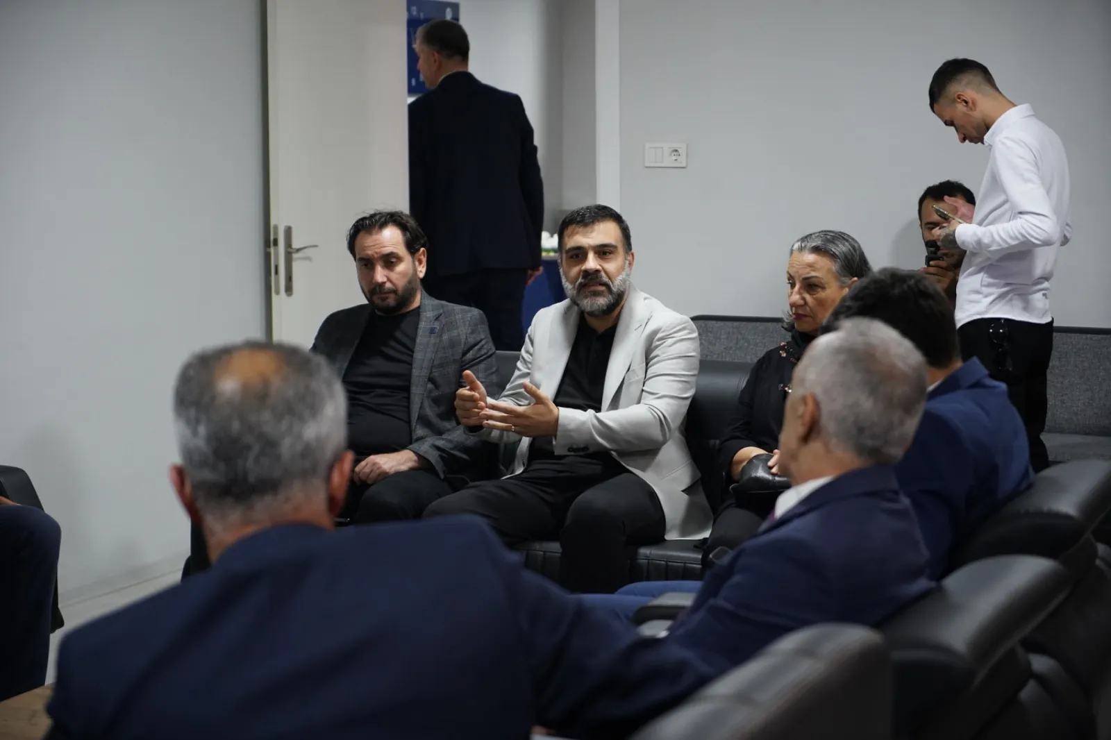 Yaver Arancıoğlu toplantıda katılımcılarla konuşurken